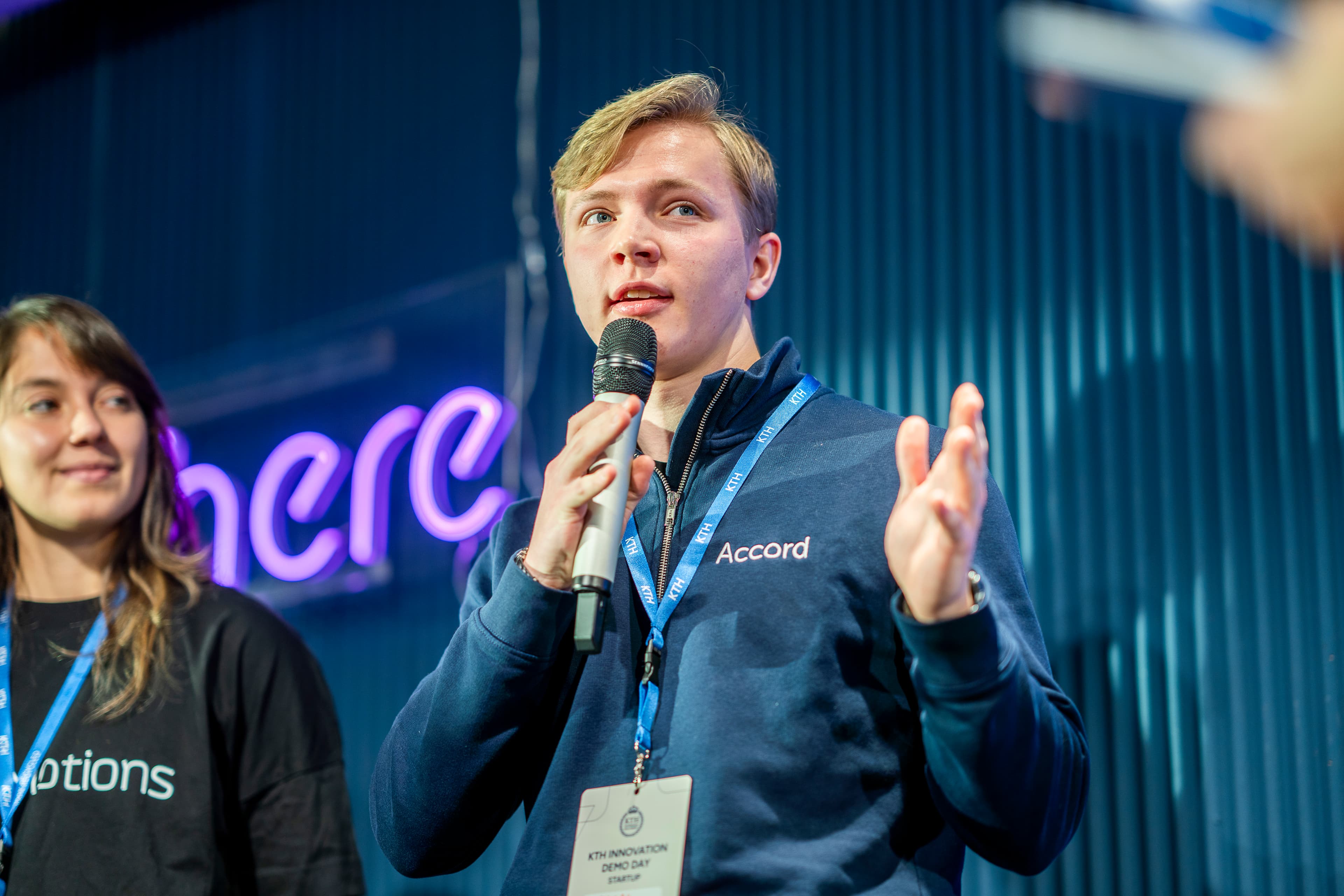 Elias Floreteng on stage holding a microphone